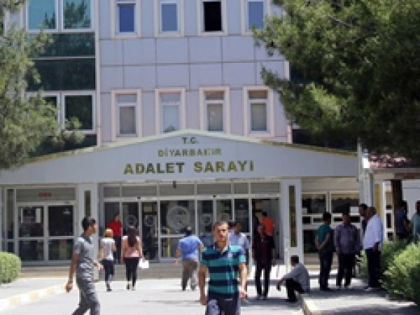 Diyarbakır'da 3 İngiliz muhabir tutuklandı