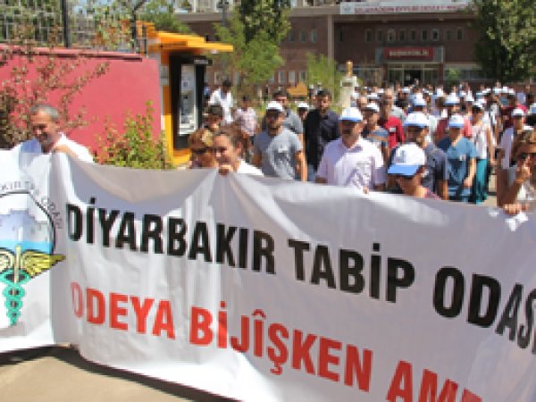 'Beyaz önlüklerimiz barışı temsil etmektedir'