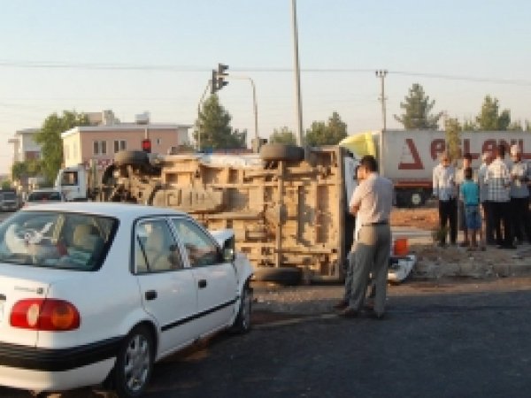 Tarım işçilerini taşıyan minibüs kaza yaptı: 10 yaralı