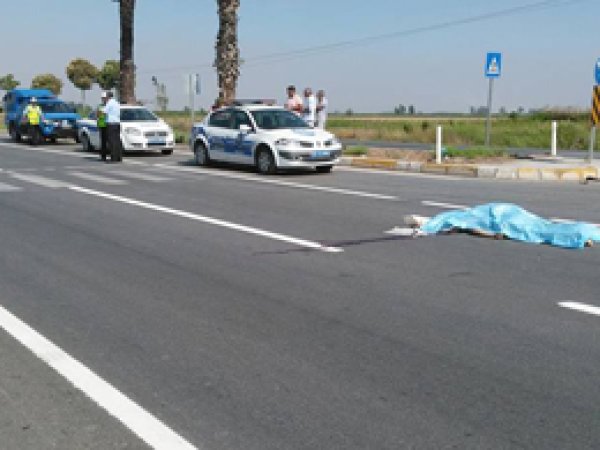 Tarsus'ta  2 kişinin öldüğü kaza araç kamerasına yansıdı