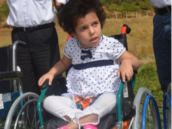 Minik Ayşegül tekerlekli sandalyesine kavuştu