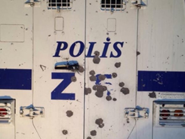 Diyarbakır'da polise saldırı