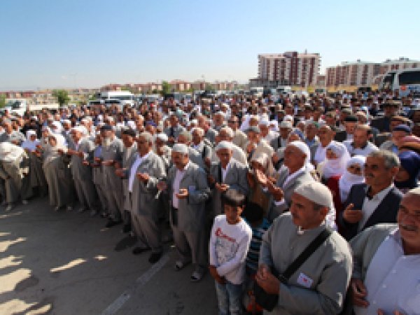 Ağrı'da ilk hacı adayı kafilesi uğurlandı