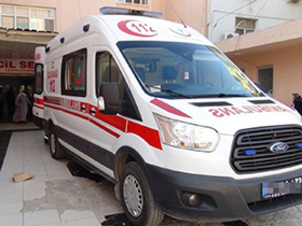 PKK'lılar ambulanstaki malzemeleri gasp etti