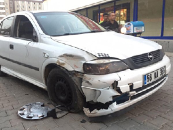 Otomobil ile motosiklet çarpıştı: 2 yaralı