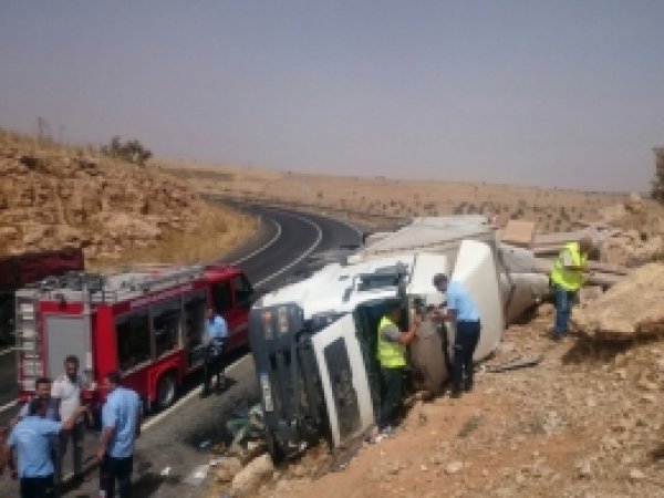 Midyat'ta ranza yüklü TIR devrildi: 1 yaralı 