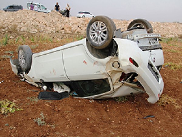 Midyat'ta otomobil şarampole yuvarlandı