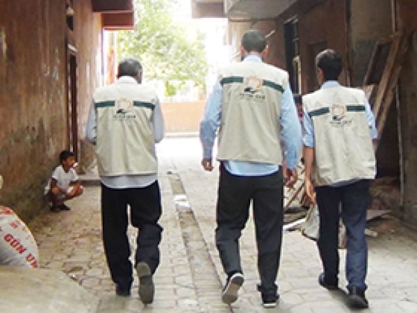 'Muhtaç olmadan muhtaçları gözetelim'