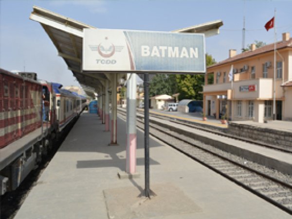 Şiddet olayları tren seferlerini de vurdu
