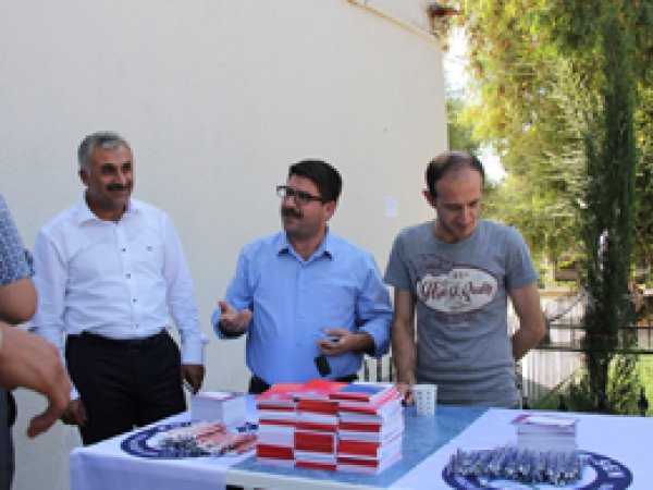 Şanlıurfa'da yeni öğretmenler güllerle karşılandı