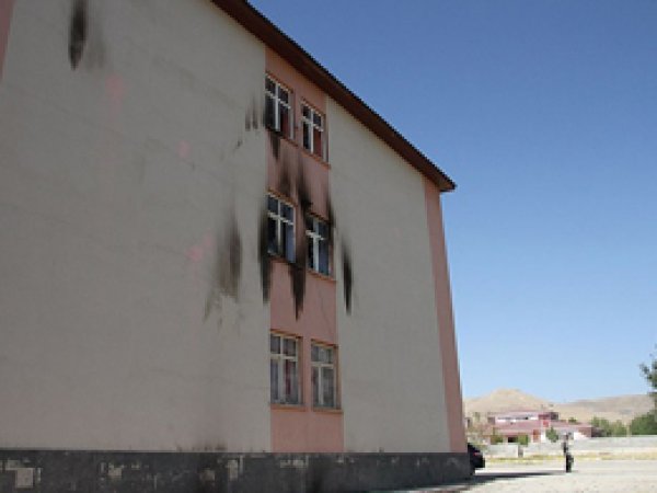 Van'da PKK ilkokula saldırdı