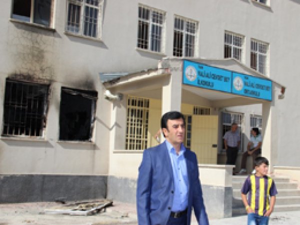 Van'da okula molotoflu saldırı