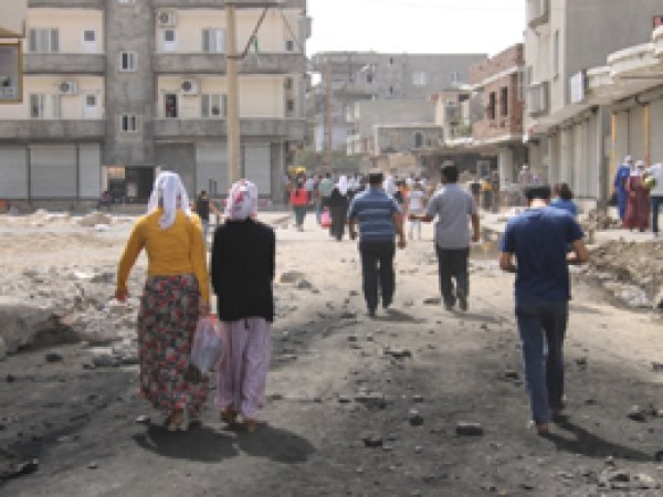 Cizre halkı ilçeyi terk ediyor, PKK engelliyor