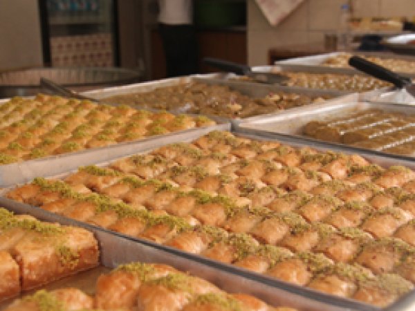Bayrama sayılı günler kala tatlıcılar mesaiye başladı