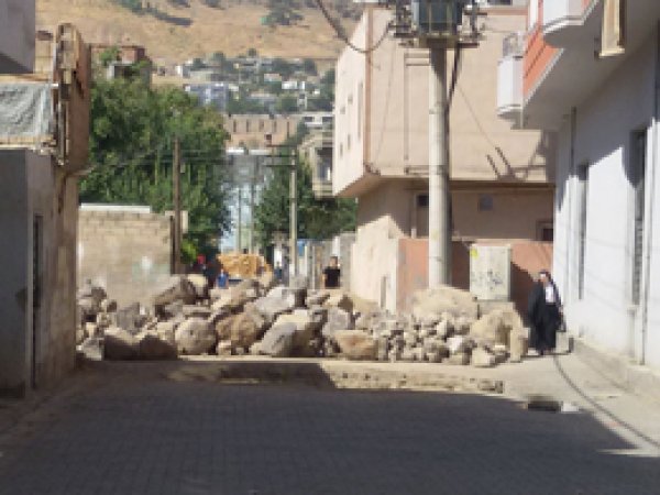 Cizre’de hendekler olduğu gibi duruyor