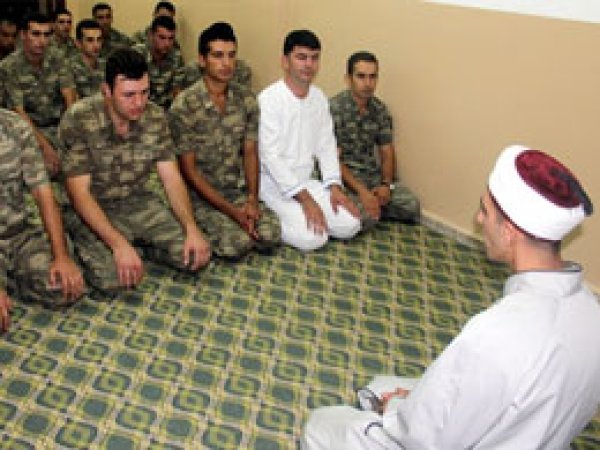 Askerler namaz kılıp Kurban kesti