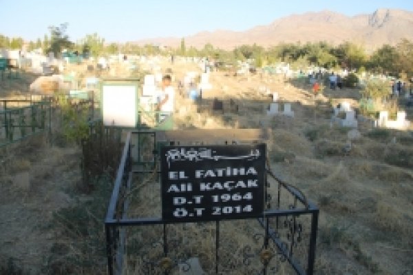 Van’da kabir ziyaretleri bugün de sürdü