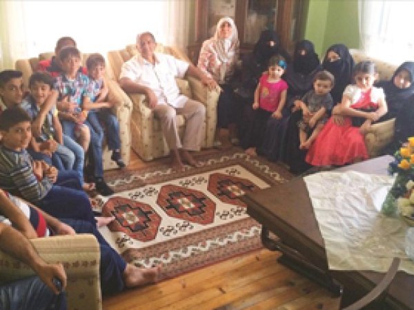 Öğretmen çiftten Batı'ya insanlık dersi