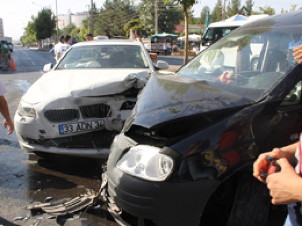 Diyarbakır'da trafik kazası: 2 yaralı