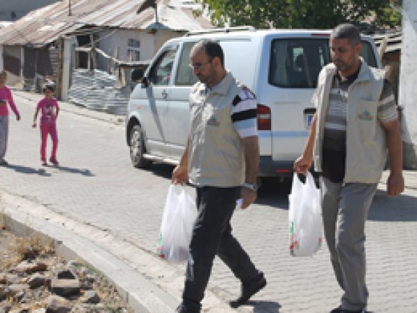 IHO-EBRAR Bingöl'de kurban eti dağıttı