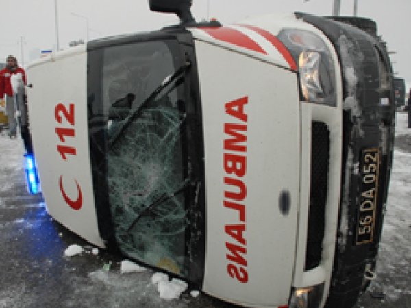 Batman'da cenaze taşıyan ambulans kaza yaptı