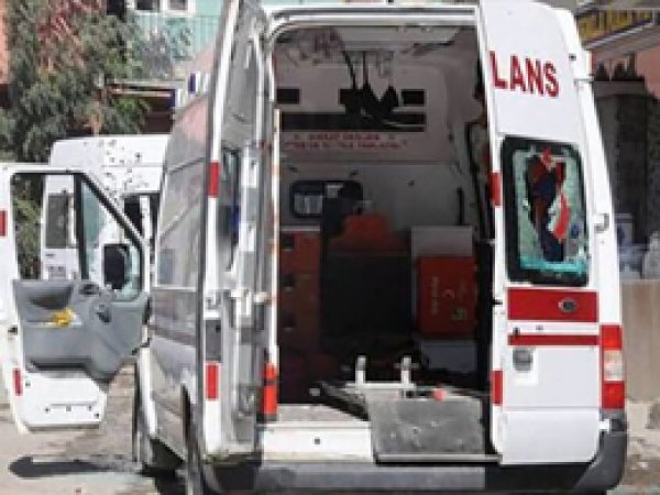PKK'liler ambulans kaçırdı 