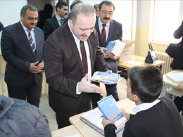 Umre ödüllü yarışma için siyer kitabı dağıtıldı