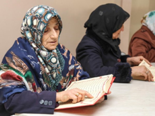 Yaşlı teyzelerin Kur’an öğrenme aşkı