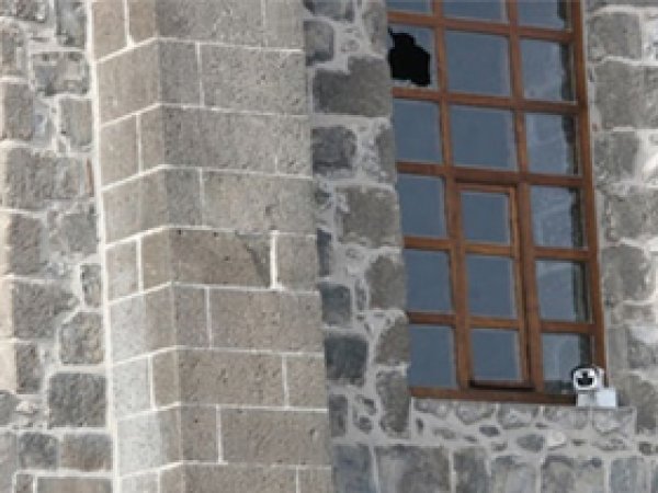 Ulu Camii'ye kurşunlar isabet etti