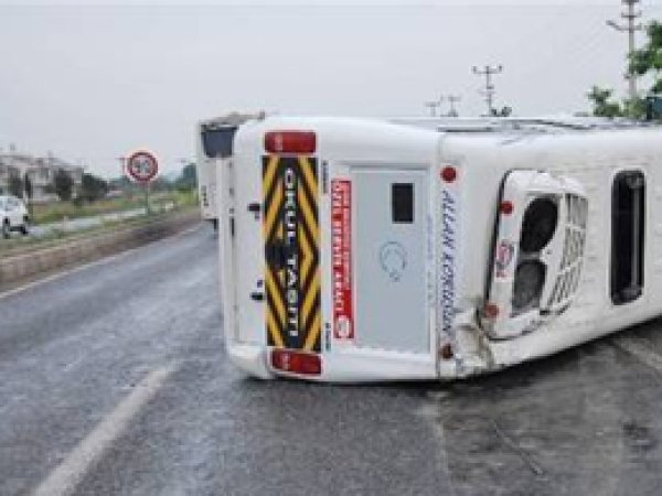 Öğrenci servisi kaza yaptı: 1 ölü 19 yaralı