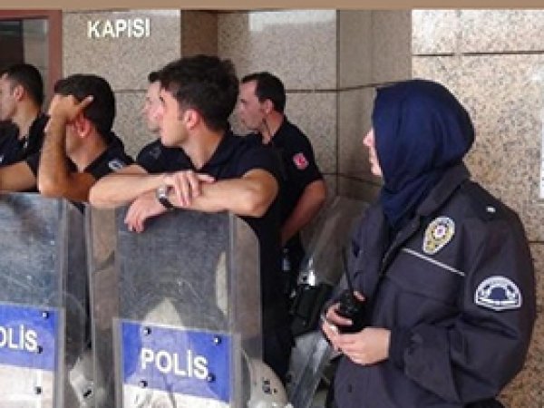 İlk başörtülü kadın komiser görevde