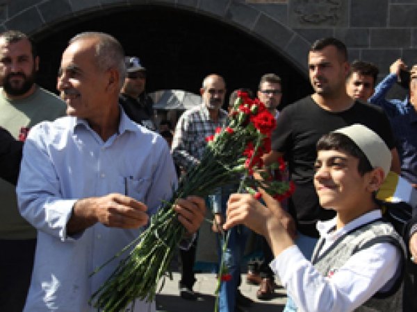 Yasin Börü ve arkadaşları anısına karanfil