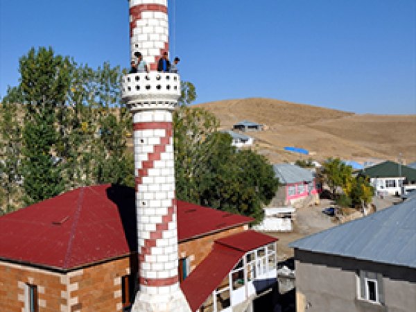 Telefon için minareye çıkıyorlar