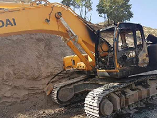 PKK'liler iş makinesini bombayla tuzakladı