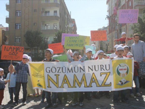 Çocuklar namaz için yürüdü