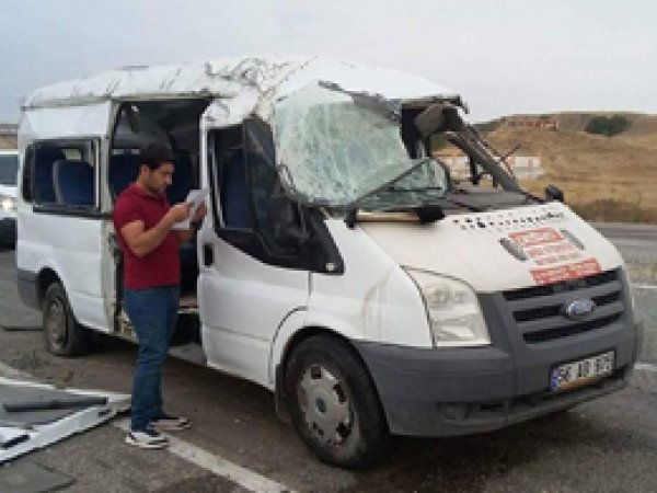 Batmanda öğrenci servisi devrildi: 13 yaralı