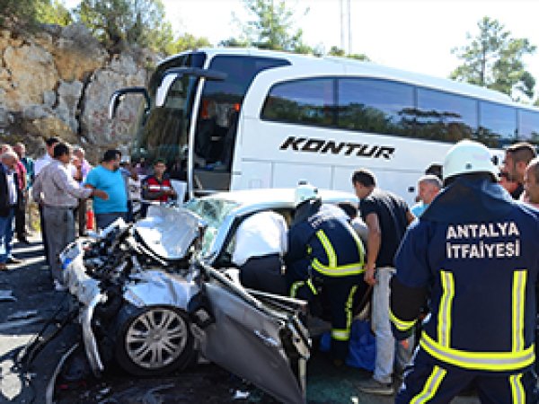 Yolcu otobüsü ile otomobil çarpıştı: 3 ölü