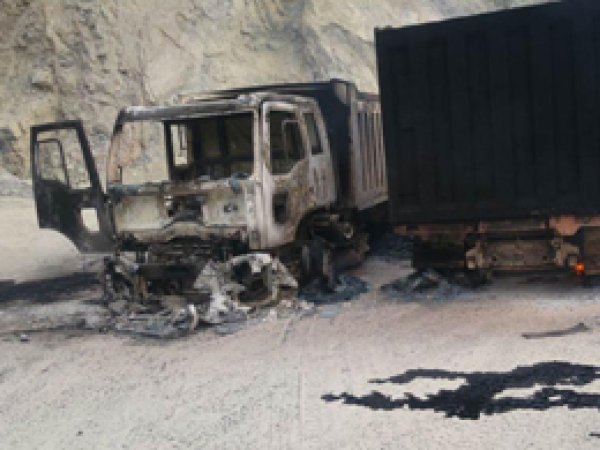 PKK iş makinelerini yaktı