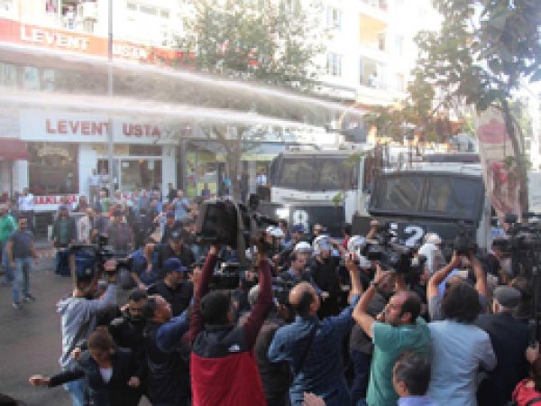 Diyarbakır'da Belediye önünde gerginlik