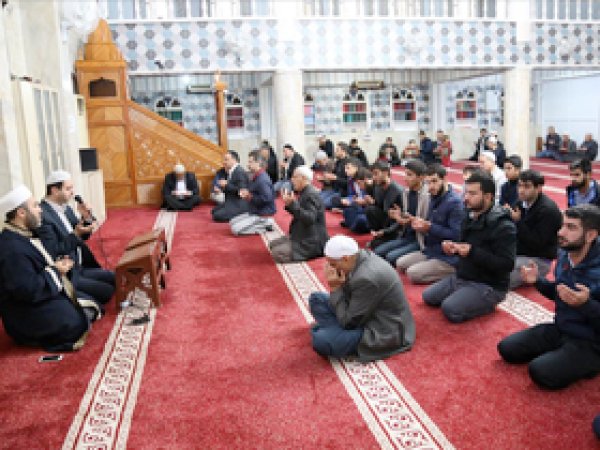 Namaz etkinliğine gençlerden yoğun ilgi