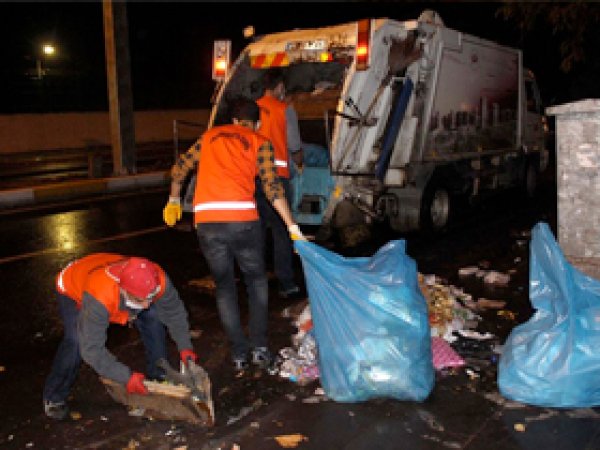 Çöpleri kayyum atanan belediye topladı