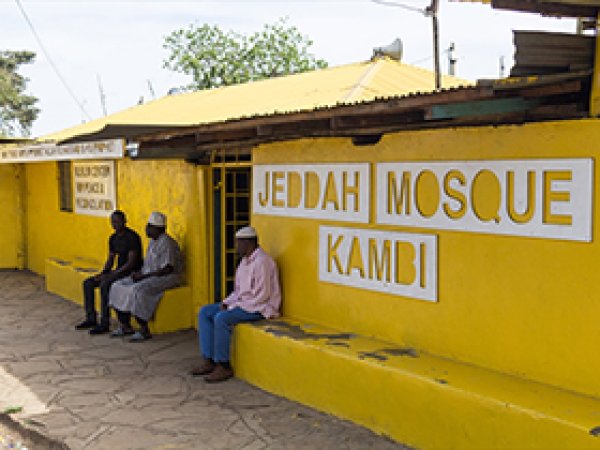 Kenya'da cami ve kiliseler sarıya boyandı