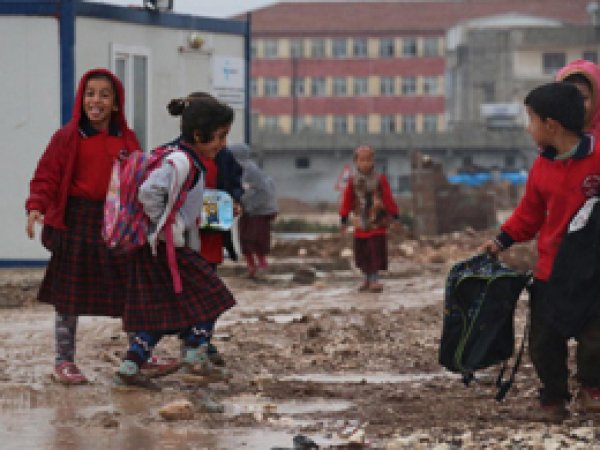 Çamurdan çocuklar okula gidemiyor