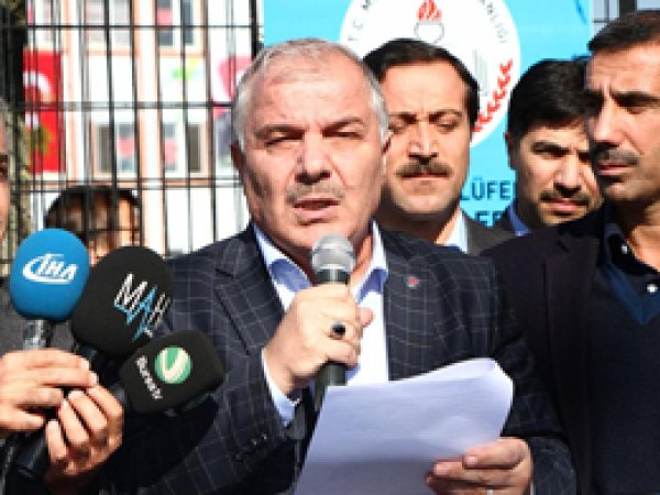 Çarşaf ve cübbeyi tahkir edenlere tepki