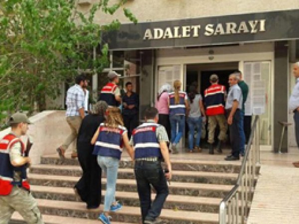 FETÖ’den 8 kadın tutuklandı