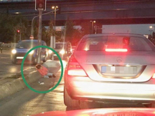 Kaldırımda uyuyan kız yürek burktu