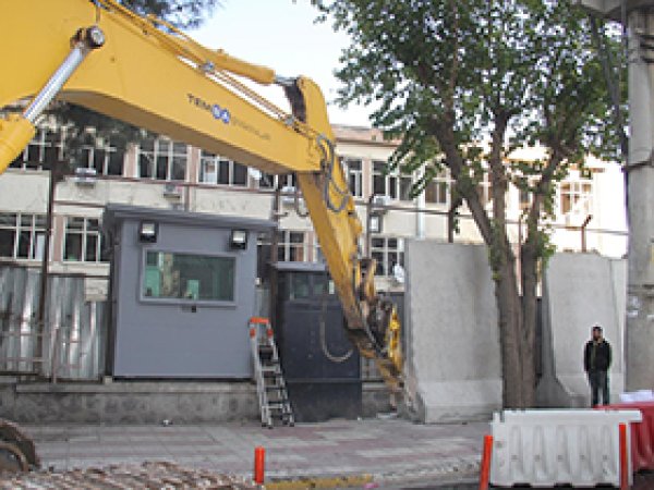 Emniyet binasına beton bloklu önlem