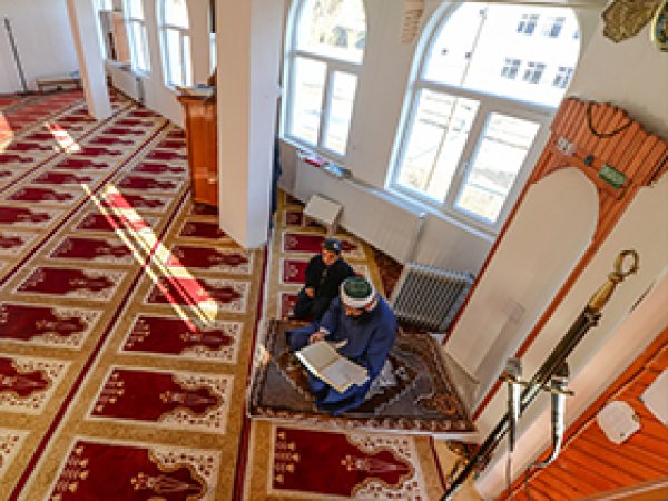 Evini satarak yaptırdığı Caminin imamı oldu