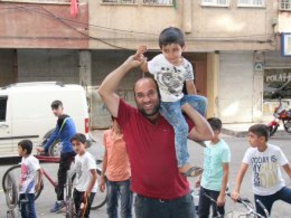 Engelli bisikletçi çocukların ilgi odağı oldu
