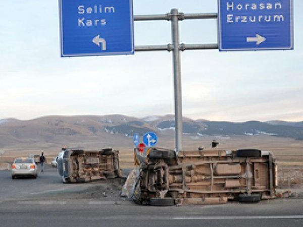Öğrenci servisi ile kamyonet çarpıştı